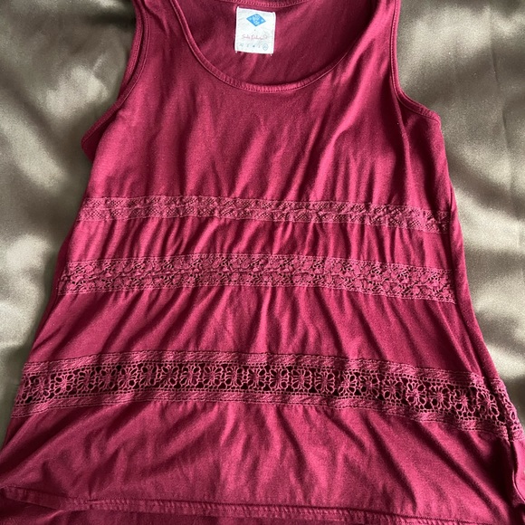 Beautiful burgundy tank w/ accent. Sz junior xl - Picture 1 of 4